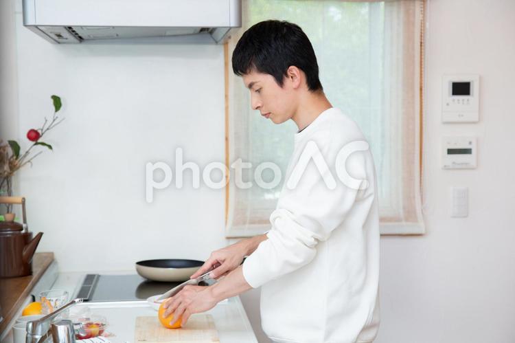 果物を切る父 男性,父,果物の写真素材