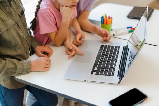 考えながらパソコンを見る生徒たち 鼻から下,男の子,女の子の写真素材