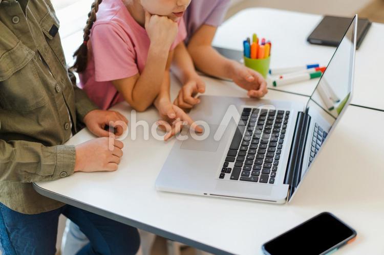 考えながらパソコンを見る生徒たち 鼻から下,男の子,女の子の写真素材