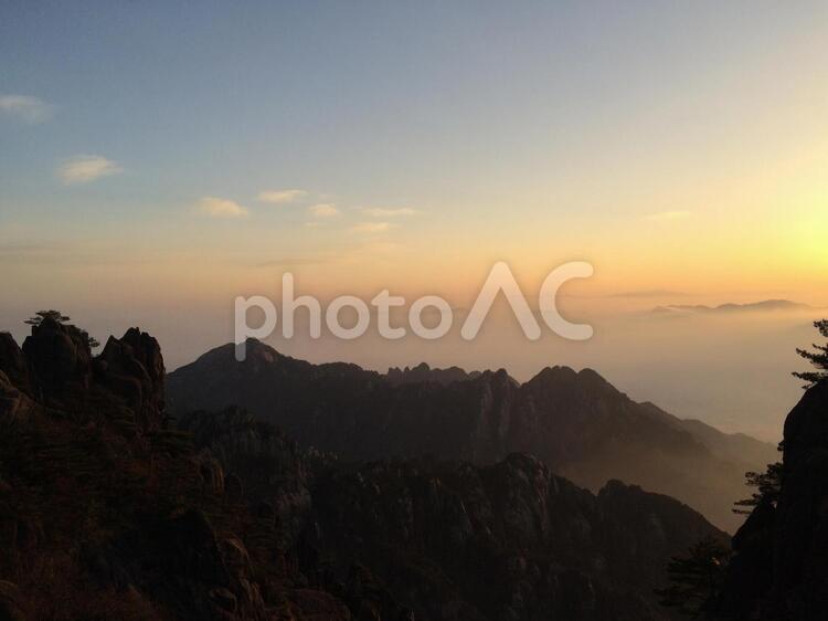 中国の黄山、頂上から日の出を待つ 雲海,日の出,日の入りの写真素材