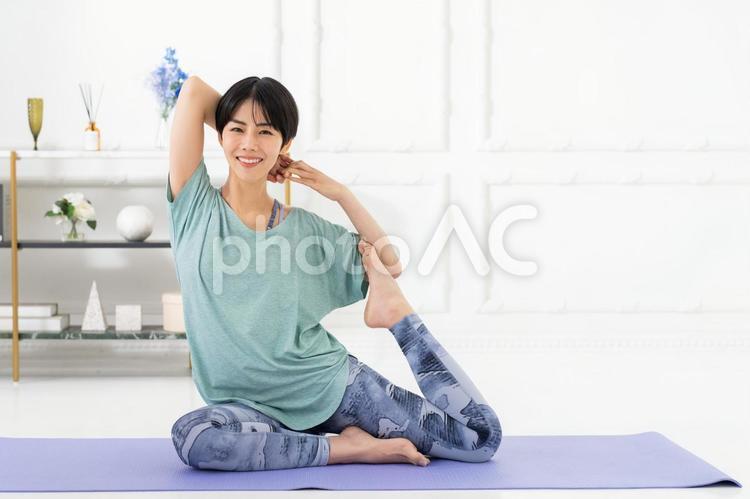 ヨガをする赤い女性 ヨガ,ダイエット,女性の写真素材