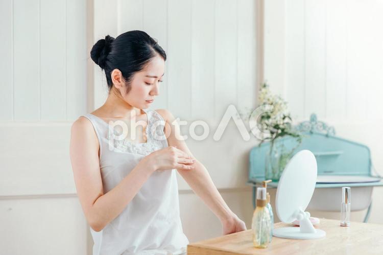 ボディークリームを塗る女性（困る） アトピー,湿疹,乾燥肌の写真素材