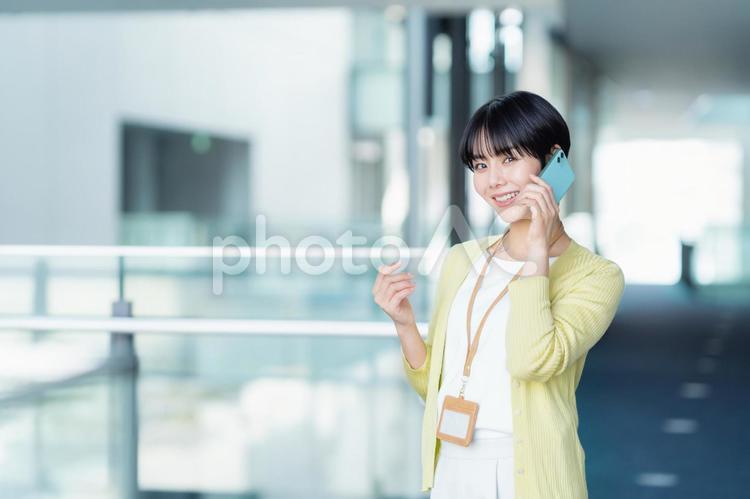 オフィスで電話をする女性エンジニア ビジネス,ビジネスマン,女性の写真素材