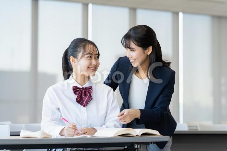 塾で勉強する高校生と先生 塾,勉強,高校生の写真素材