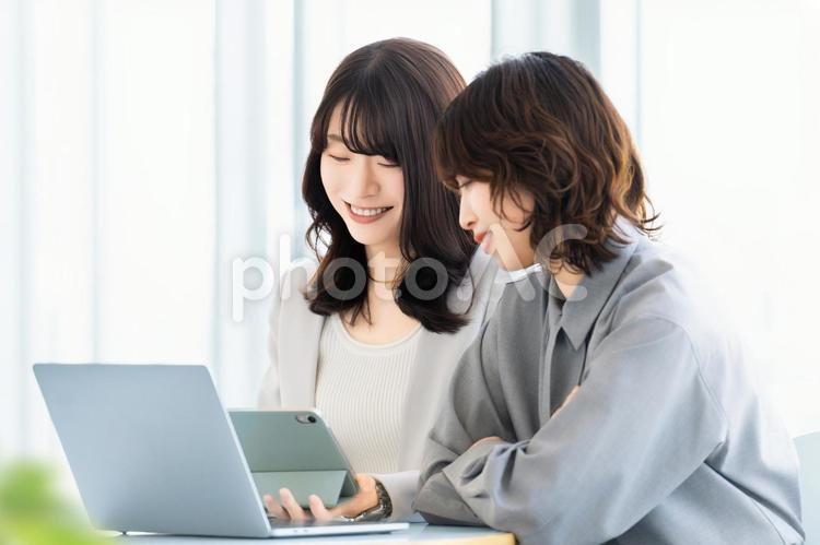 ミーティングをする2人のビジネスウーマン 女性,ビジネス,笑顔の写真素材
