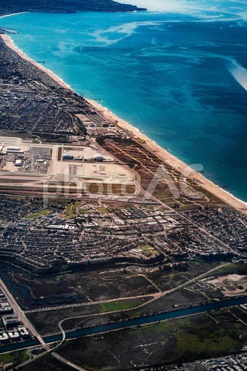 ロサンゼルスの空港と海岸線 ロサンゼルス,アメリカ,空撮の写真素材