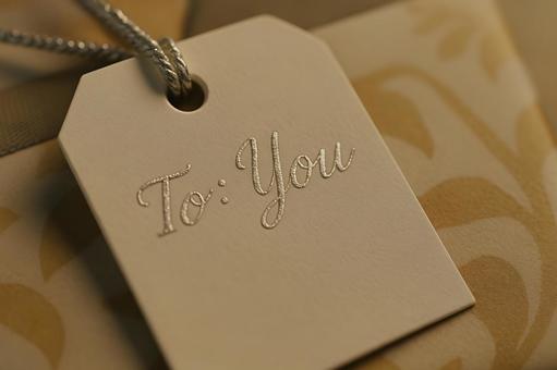 宛名タグとリボンの写真