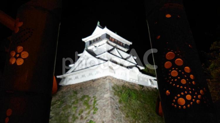 竹あかりの間から見える小倉城 小倉城天守閣,夜景,小倉城の写真素材