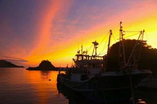 西伊豆町仁科港の素晴らしい夕陽 西伊豆町仁科港の素晴らしい夕陽の写真