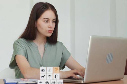 真剣なまなざしの女性スタッフ 保険業,事務職,接客業の写真素材