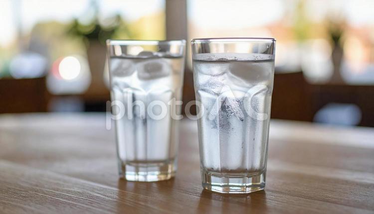 カフェテーブルのよく冷えた氷水二つ グラス,ウォーター,コップの写真素材