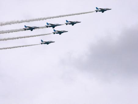 ブルーインパルス ブルーインパルス 空,空軍,アクロバットの写真素材