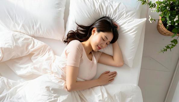 眠る女性の写真