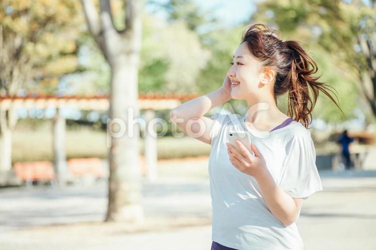 音楽を聴きながら運動する女性 音楽,スポーツ,運動の写真素材