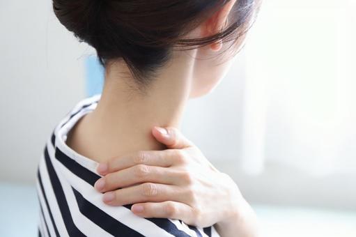 肩を押さえる女性 肩凝り 肩を押さえる女性 肩凝りの写真