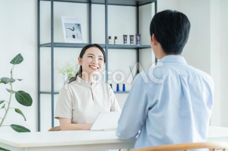 若い男性の受付するセラピスト 受付,カウンセリング,セラピストの写真素材