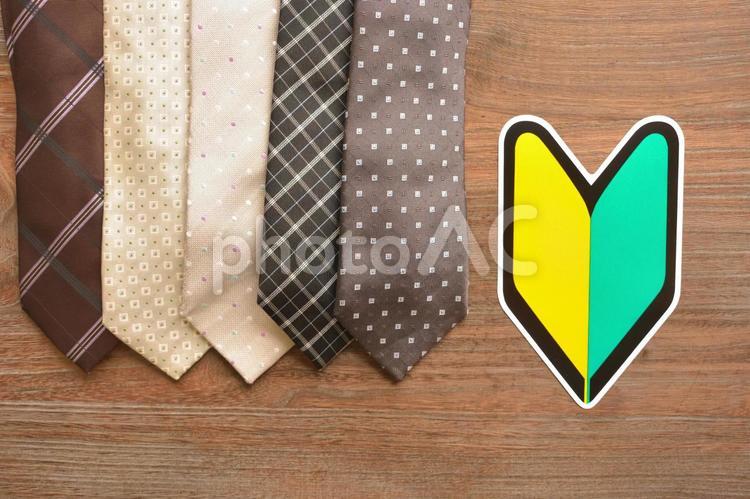 ネクタイと初心者マーク　新入社員のイメージ ネクタイ,初心者マーク,新入社員の写真素材