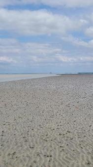 砂浜、遠くにモンサンミッシェル 海,空,晴天の写真素材