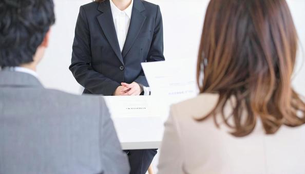 面接に臨む女性と面接官 面接に臨む女性と面接官の写真