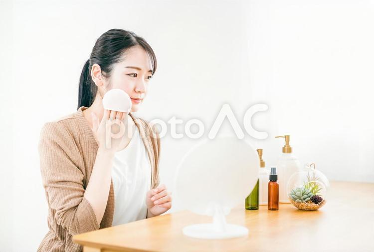 ファンデーションを使う女性 ファンデーション,メイク,コスメの写真素材