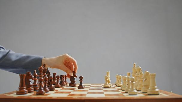 チェスをしている横向きのスーツの女性の手(グレー背景) チェスをしている横向きのスーツの女性の手(グレー背景) チェス,女性,30代の写真素材