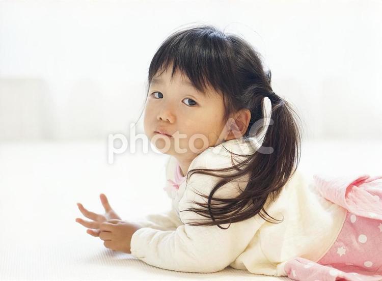 室内でごろごろする女の子 ごろごろ,部屋,室内の写真素材