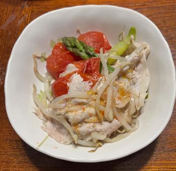 豚肉ともやしとミニトマト蒸し鍋の取り皿 豚肉ともやしとミニトマト蒸し鍋の取り皿の写真