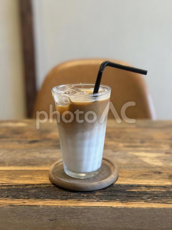 おしゃれカフェのアイスラテ アイスカフェラテ,アイスラテ,カフェラテの写真素材