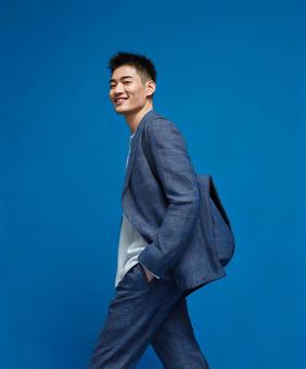 爽やかな笑顔の男性カジュアルファッション 爽やかな笑顔の男性カジュアルファッションの写真