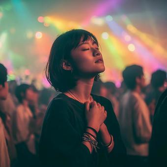 ライブ会場で熱心に応援する女性 ライブ会場で熱心に応援する女性の写真