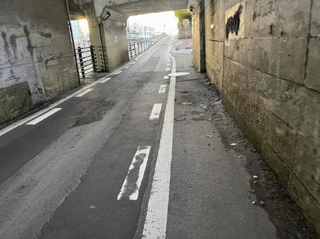 高架下の抜け道と朝陽 高架下,歩道,自転車レーンの写真素材