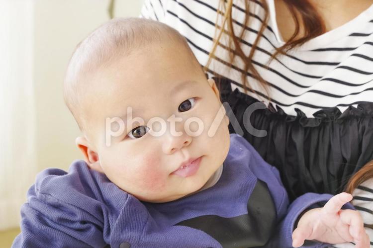母親に抱っこされている赤ちゃん 赤ちゃん,乳児,乳幼児の写真素材