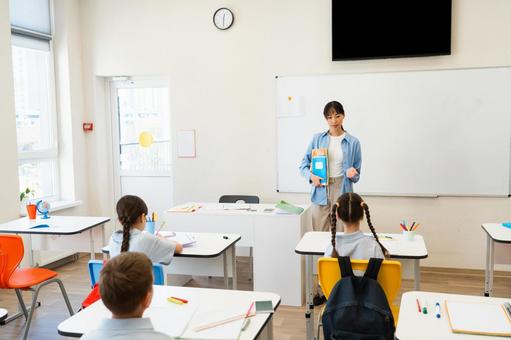 授業中に生徒を当てている先生 女性,女の子,男の子の写真素材