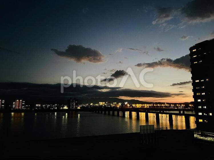 夕焼けと夜景が空を彩る景色 夕暮れ,夕焼け,夜景の写真素材