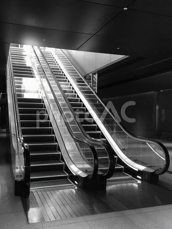 新しく出来たエスカレーターを斜め前から見る エスカレーター,日本橋,室町の写真素材