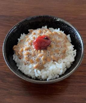 あきたこまちご飯に納豆とかつお梅の茶碗飯 あきたこまちご飯に納豆とかつお梅の茶碗飯 茶碗飯,朝ご飯,あきたこまちの写真素材