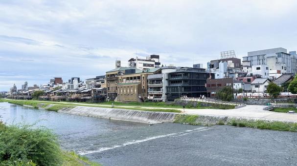 三条大橋から南側の鴨川、先斗町の風景 三条大橋から南側の鴨川、先斗町の風景の写真