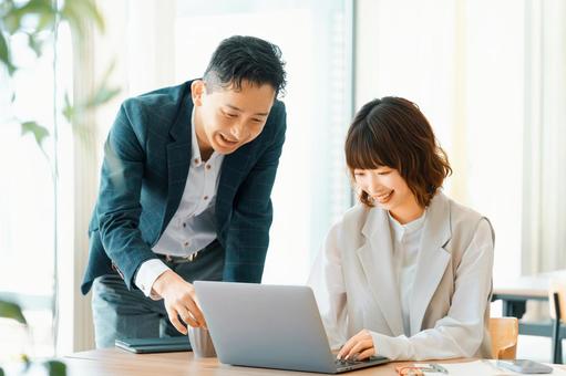 ミーティングをする男女2人のビジネスマン ミーティングをする男女2人のビジネスマン 男性,女性,男女の写真素材