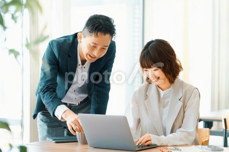 ミーティングをする男女2人のビジネスマン 男性,女性,男女の写真素材