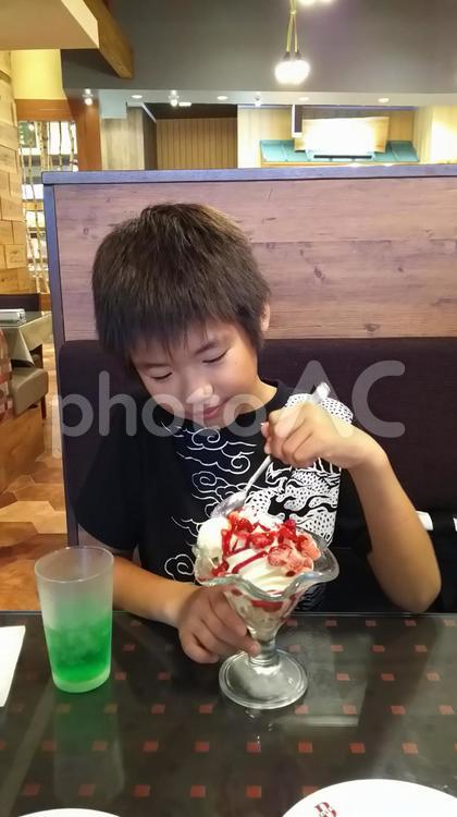 パフェを食べる男の子 No 写真素材なら 写真ac 無料 フリー ダウンロードok