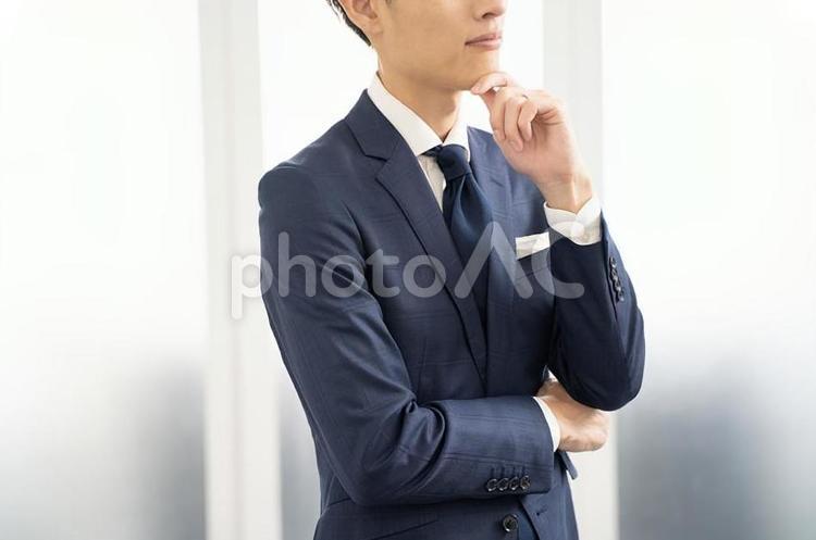 腕組みをして悩む男性ビジネスマン 男性,ビジネスマン,ミドルの写真素材