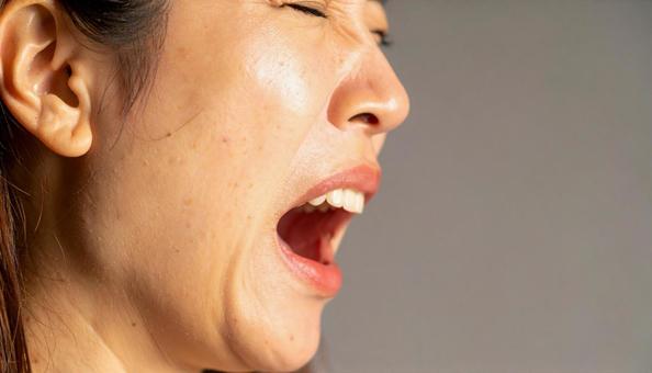 悲しくて泣く日本人女性・暗いイメージ 悲しくて泣く日本人女性・暗いイメージの写真