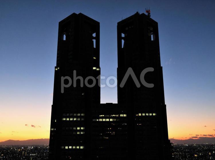 夕暮れ時の都庁のシルエット シルエット,夕方,夕焼けの写真素材