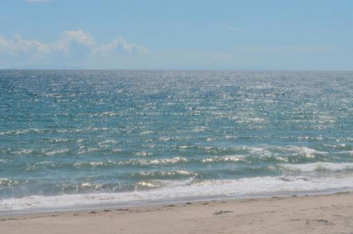 幻想的な夏の浜辺 幻想的な夏の浜辺 海辺,波,さざなみの写真素材