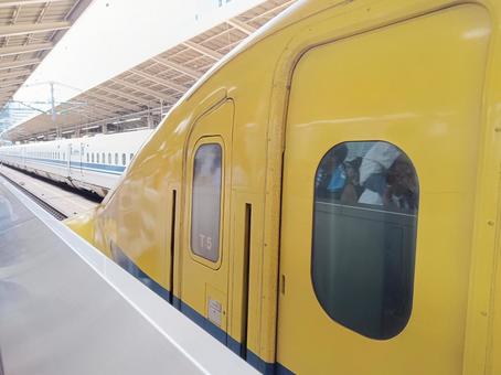 ドクターイエロー 先頭部分 ドクターイエロー 先頭部分 鉄道,jr,jr西日本の写真素材