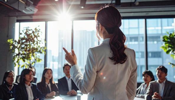 プレゼンテーションをするビジネスマン プレゼンテーションをするビジネスマンの写真