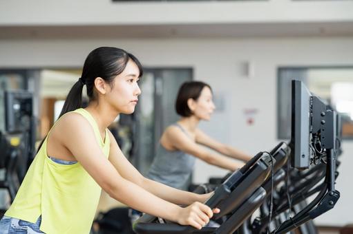 ジムでトレーニングする若い女性 ジム,フィットネス,トレーニングの写真素材