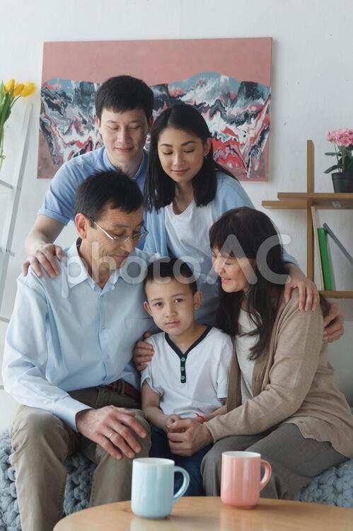 三世代のアジア人ファミリー13 アジア人,家族,お父さんの写真素材