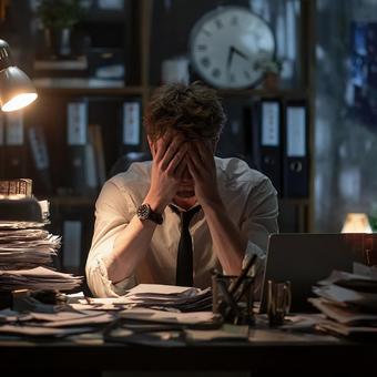 解決策を模索する、悩める男性 解決策を模索する、悩める男性の写真