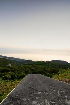 弥彦山テイクオフ夏の空と大地が広がる絶景 弥彦山テイクオフ夏の空と大地が広がる絶景の写真